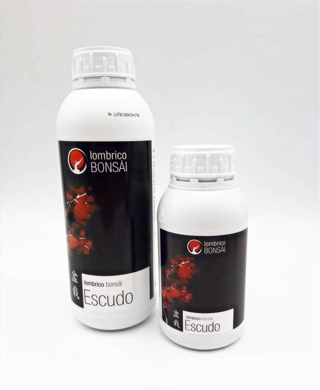 Flacon d’extraits végétaux et d’algues solubles, biostimulant naturel pour cultures et santé des racines, disponibles en 500 ml et 1 litre.