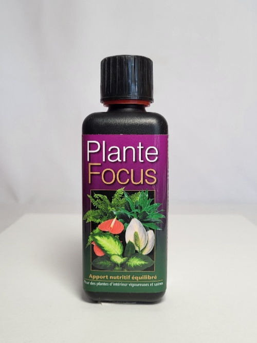 Flacon d’engrais liquide Plante Focus, concentré avec 14 nutriments et extraits naturels pour plantes d’intérieur, favorise croissance et floraison.