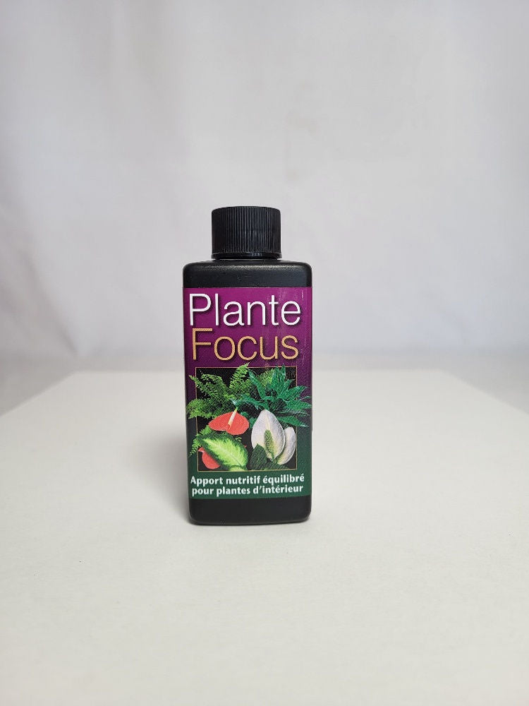 Flacon d’engrais liquide Plante Focus, concentré avec 14 nutriments et extraits naturels pour plantes d’intérieur, favorise croissance et floraison.