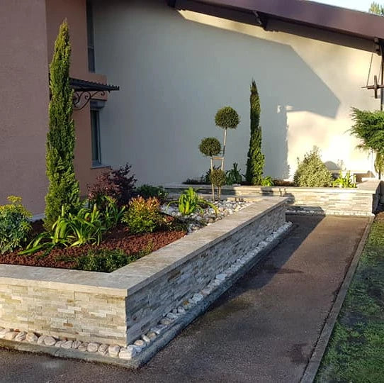 Agrémenter une entrée de maison à Saucats...