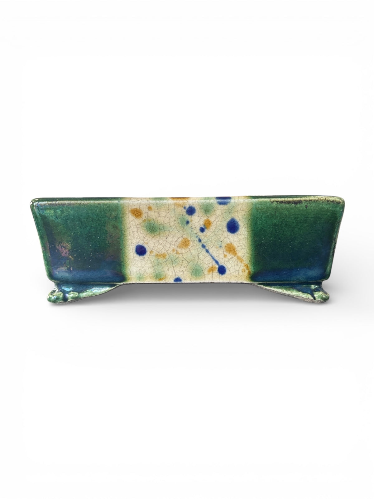 Pot bonsaï Terahata Satomi : longue boîte rectangulaire en céramique vert émaillé avec motif crème et taches bleues, sur pieds courbés.