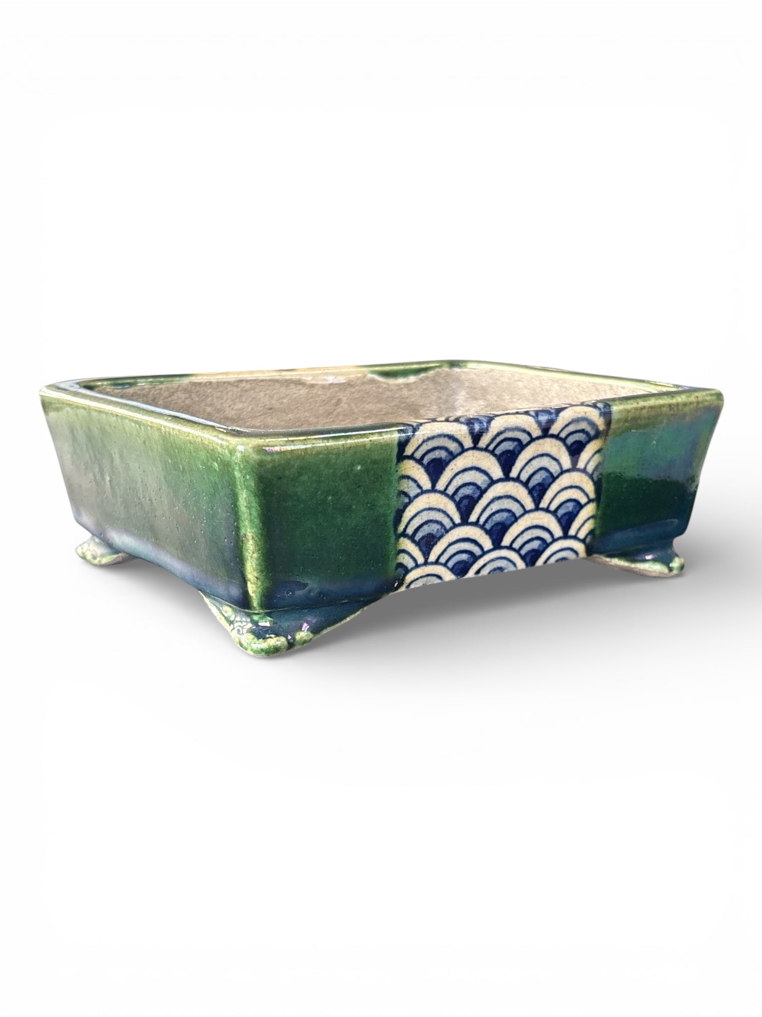 Petit pot bonsaï Terahata Satomi en terre cuite émaillée verte avec motif coração bleu sur la façade, pieds décoratifs.