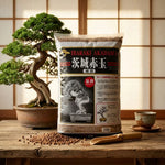 Akadama Ibaraki 14L – grains moyens (2–6 mm) en sac sur une table, avec un bonsaï et une petite coupe à côté et des graines dispersées au premier plan.