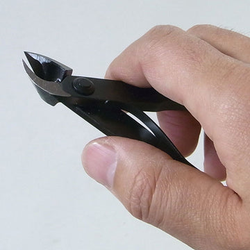 Mini pince concave droite à ressort 110mm Kaneshin n° 2B acier carbone
